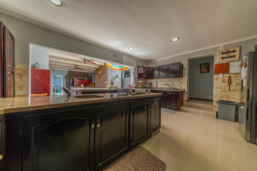 To Let 5 Bedroom Property for Rent in Loevenstein Western Cape